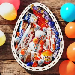 Duża słodka niespodzianka z imieniem wnetrze z bogatą kompozycją słodyczy