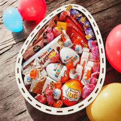 Wnętrze pudełka w kształcie jajka wypełnione słodyczami, widok z góry