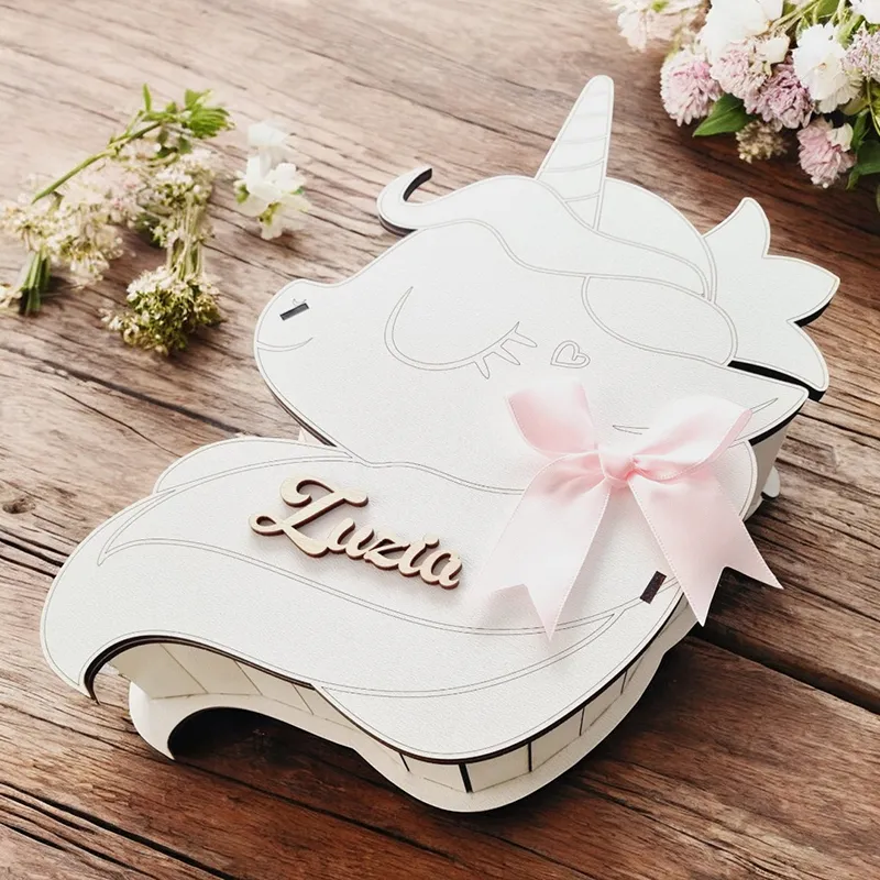 Wieczko pudełka z motywem jednorożca i imieniem, różowa wstążka