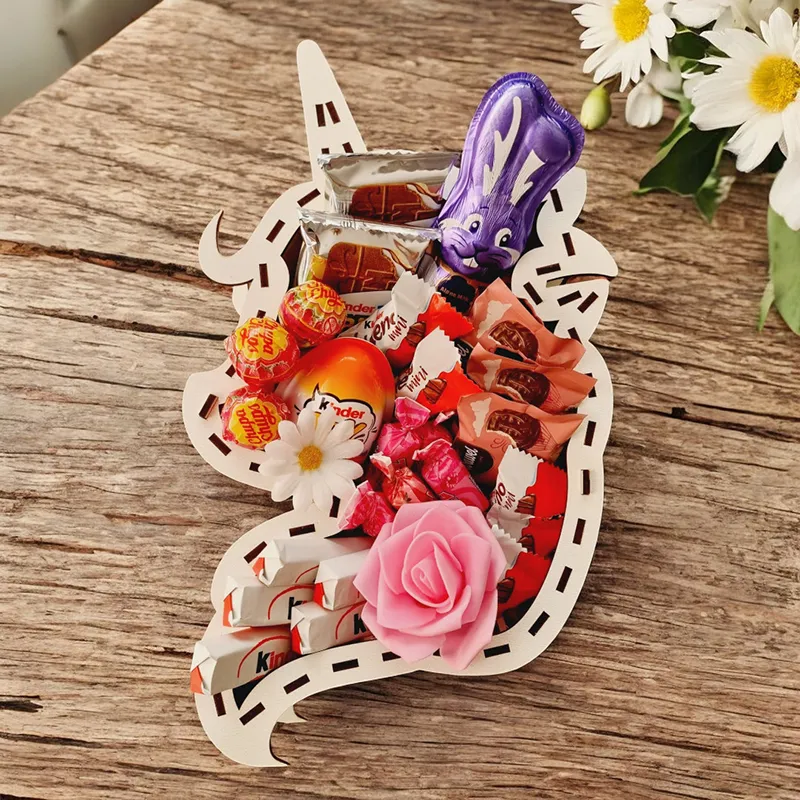 Wnętrze pudełka w kształcie jednorożca z ułożonymi słodyczami