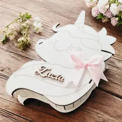 Wieczko pudełka z motywem jednorożca, imieniem i różową wstążką