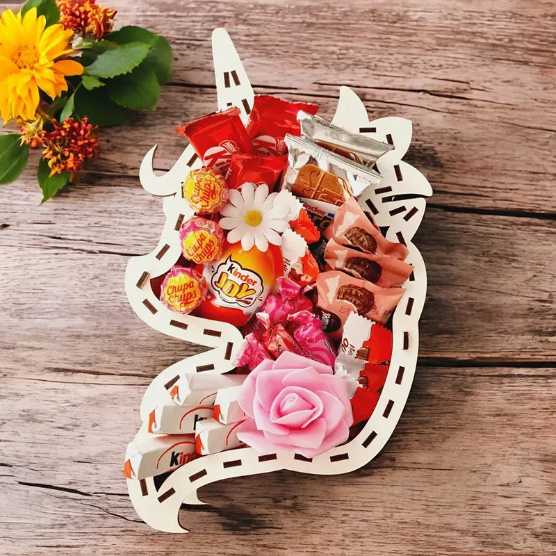 Wnętrze pudełka w kształcie jednorożca z ułożoną zawartością