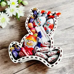 Wnętrze pudełka z motywem misia i ułożoną słodką zawartością