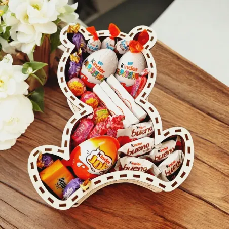 Wnętrze pudełka z motywem misia i uporządkowaną zawartością