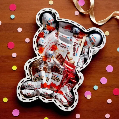 Wnętrze pudełka z misiem i świąteczną zawartością słodyczy