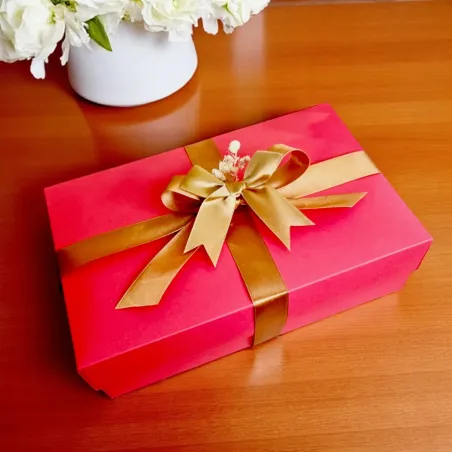 Pudełko z kosmetykami i słodkimi dodatkami | PaniPrezentowa