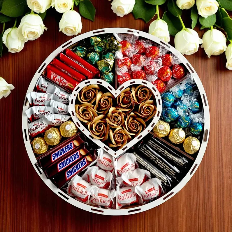 Wnętrze białego okrągłego pudełka z przegródkami, słodyczami i złotymi mydlanymi różami