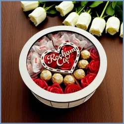 Zamknięte białe pudełko z przezroczystym wieczkiem i napisem Kocham Cię