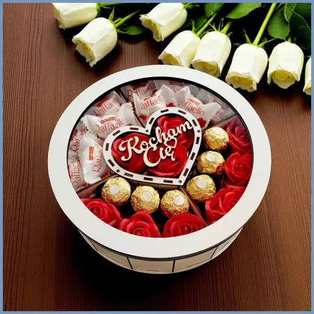 Zamknięte białe pudełko z przezroczystym wieczkiem i napisem Kocham Cię