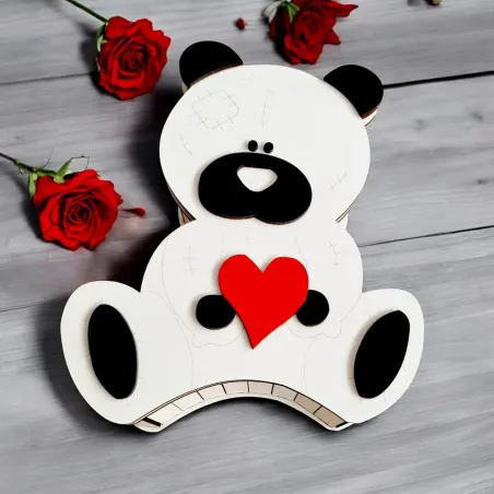 Zamknięte pudełko w kształcie misia z czerwonym sercem i widocznymi czarnymi detalami