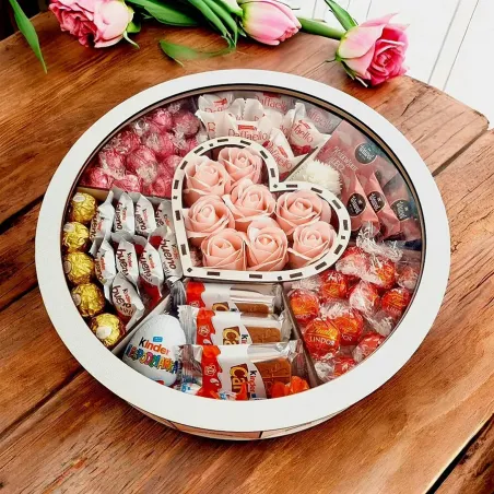 Zamknięte okrągłe pudełko z przezroczystym wieczkiem i widoczną kompozycją słodyczy