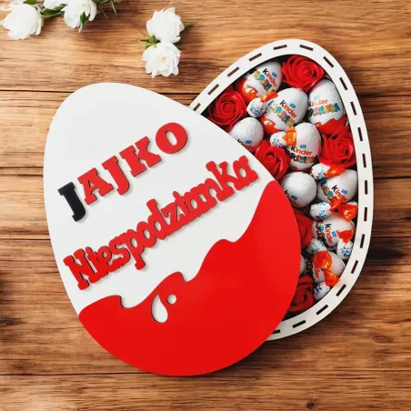 Wieczko z czerwoną falą jest lekko uchylone i widać część słodyczy w środku