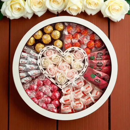 Zamknięte duże białe okrągłe pudełko z przezroczystą pokrywką i widoczną kompozycją w środku