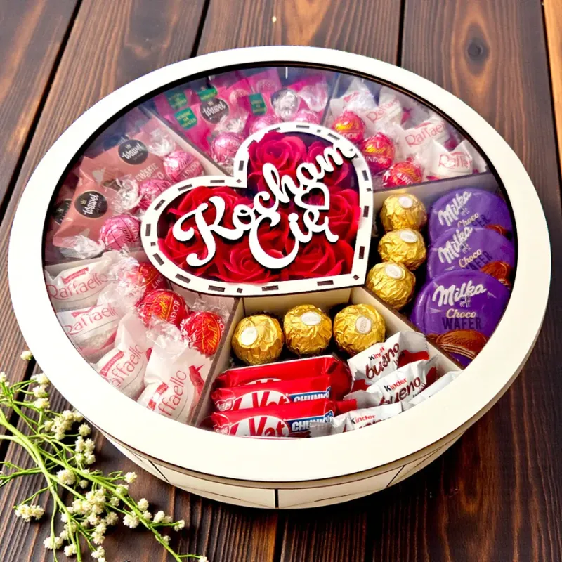 Duże białe okrągłe pudełko z przezroczystą pokrywką – widok z boku z napisem „Kocham Cię”