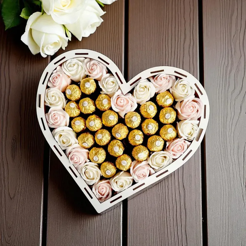 Wnętrze dużego pudełka w kształcie serca z pralinkami Ferrero Rocher i jasnymi różami mydlanymi dookoła