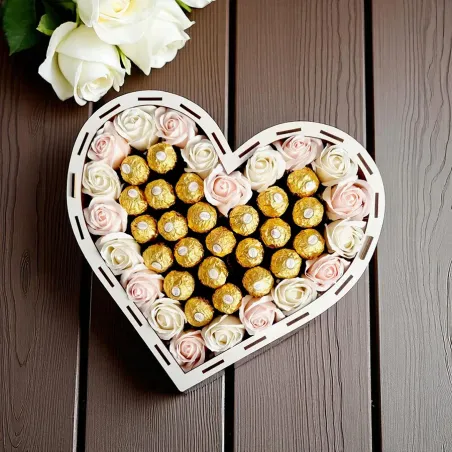 Wnętrze dużego pudełka w kształcie serca z pralinkami Ferrero Rocher i jasnymi różami mydlanymi dookoła