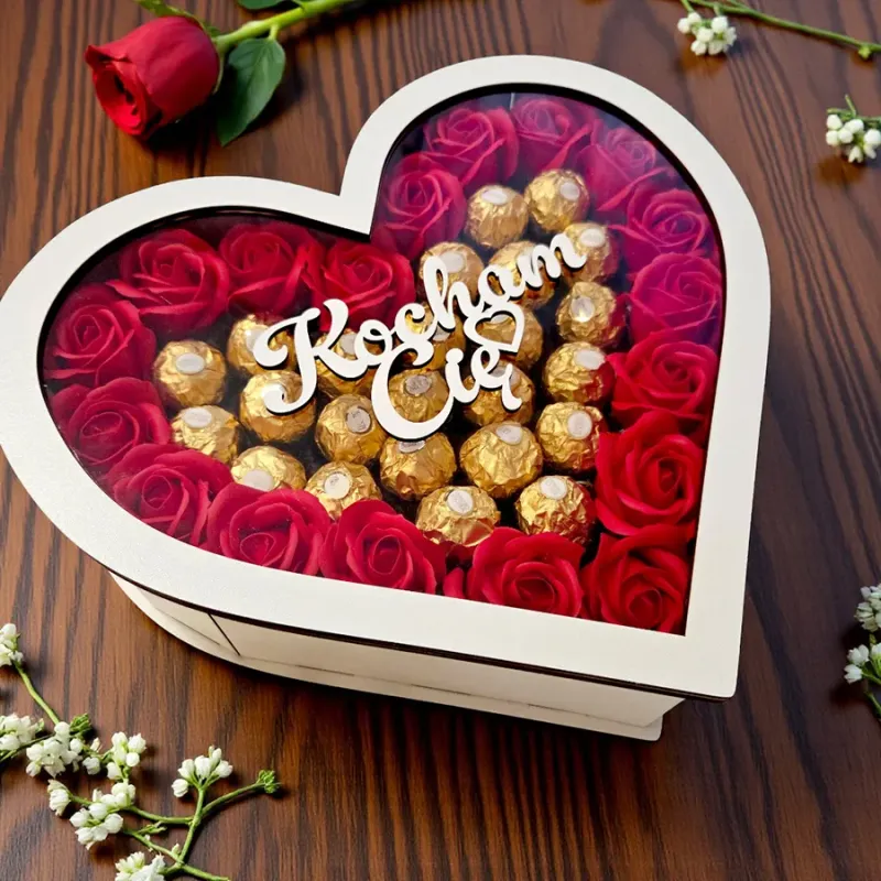 Pudełko w kształcie serca z przezroczystą pokrywką i napisem „Kocham Cię” – widok z boku