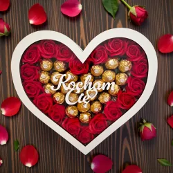 Zamknięte pudełko w kształcie serca z przezroczystą pokrywką i napisem „Kocham Cię” widocznym z góry