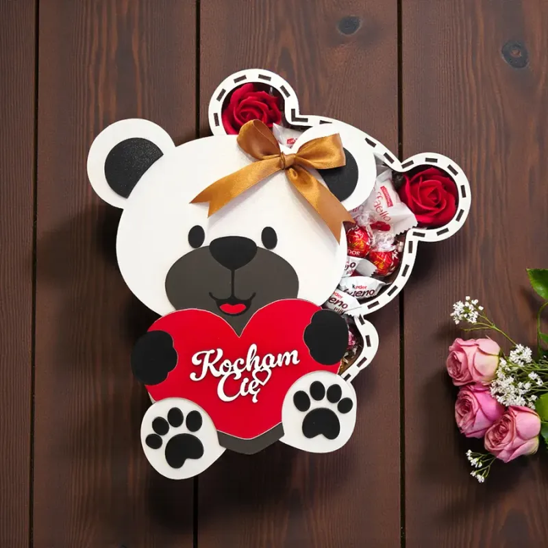 Pudełko w kształcie misia z lekko uchylonym wieczkiem i widoczną częścią zawartości