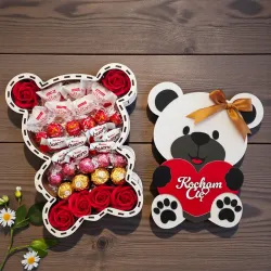 Otwarta kompozycja w pudełku oraz wieczko misia z czerwonym sercem i napisem „Kocham Cię”