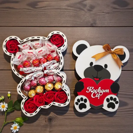 Otwarta kompozycja w pudełku oraz wieczko misia z czerwonym sercem i napisem „Kocham Cię”