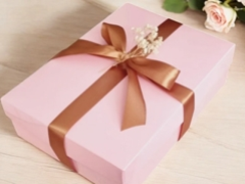 Box prezentowy czy prezent pakowany osobno – co naprawdę robi różnicę?